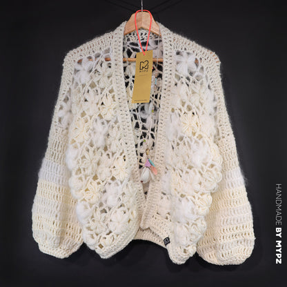 Häkelset - MYPZ kurzer Bomber-Cardigan Wildflower Off White (ENG-DE-NL-ES-FR-IT-DA-SV-NO)